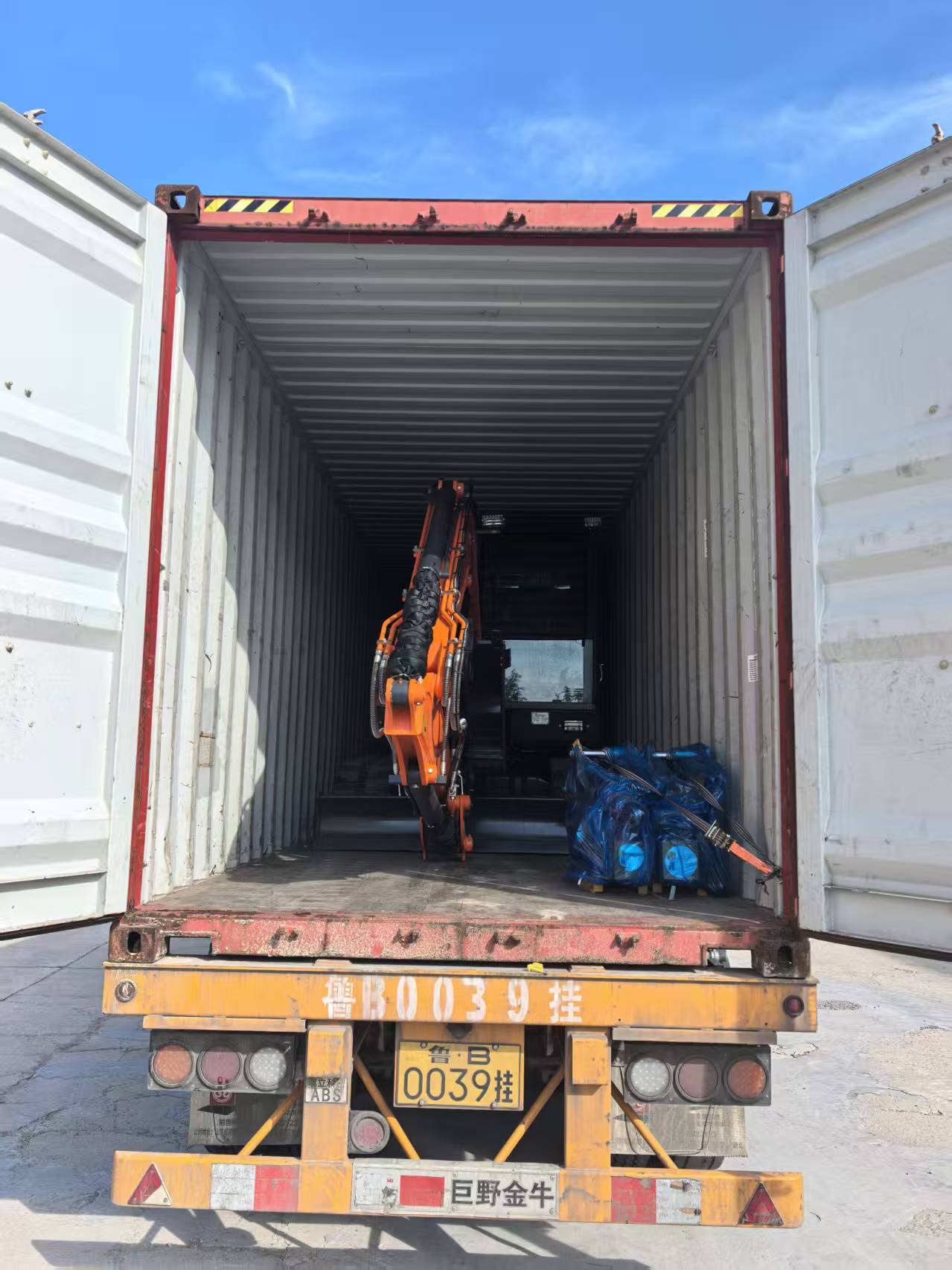 Sono stati spediti due escavatori da 6,5 ​​t