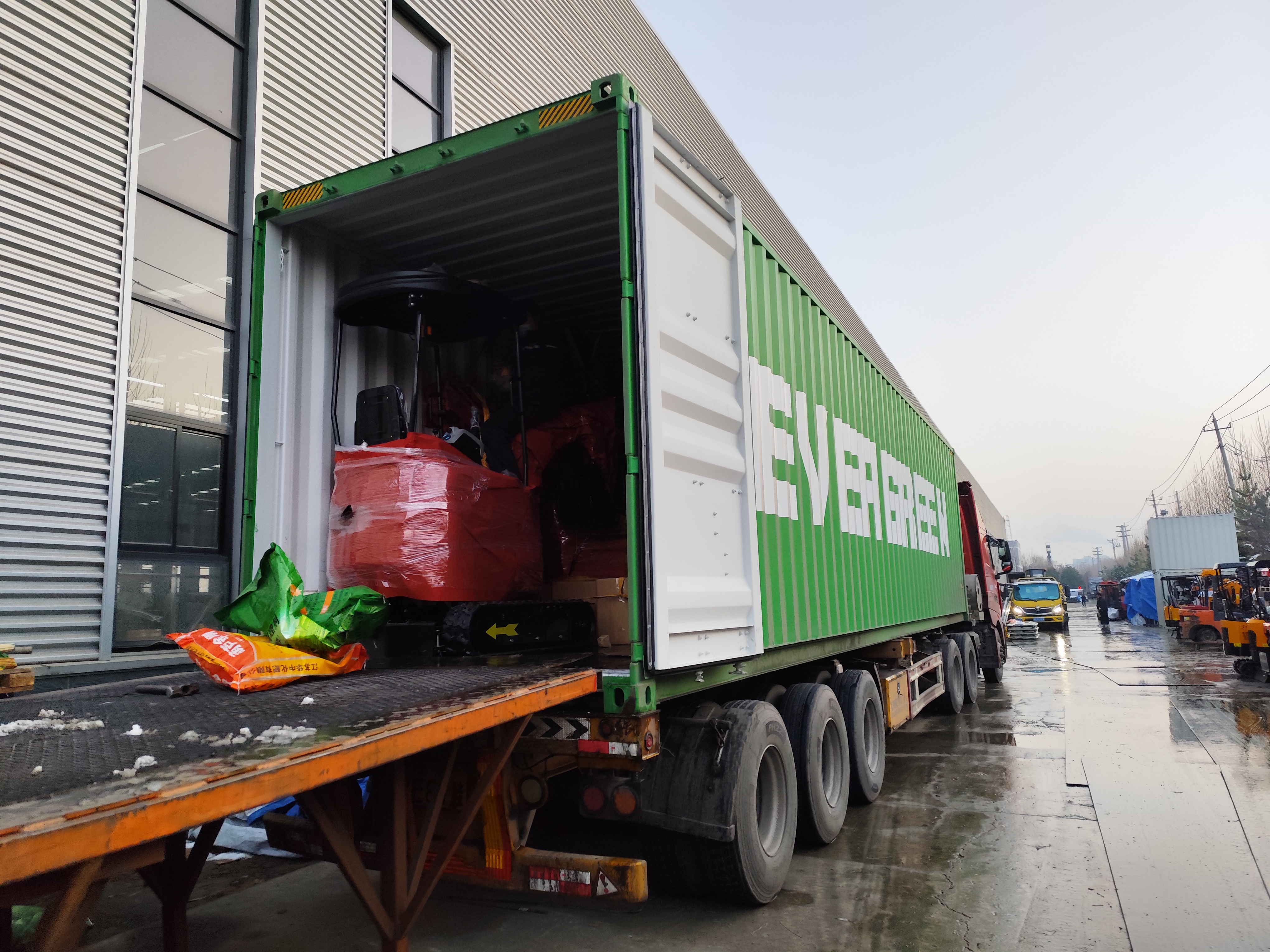 Completata e spedita la produzione di miniescavatori per un cliente francese