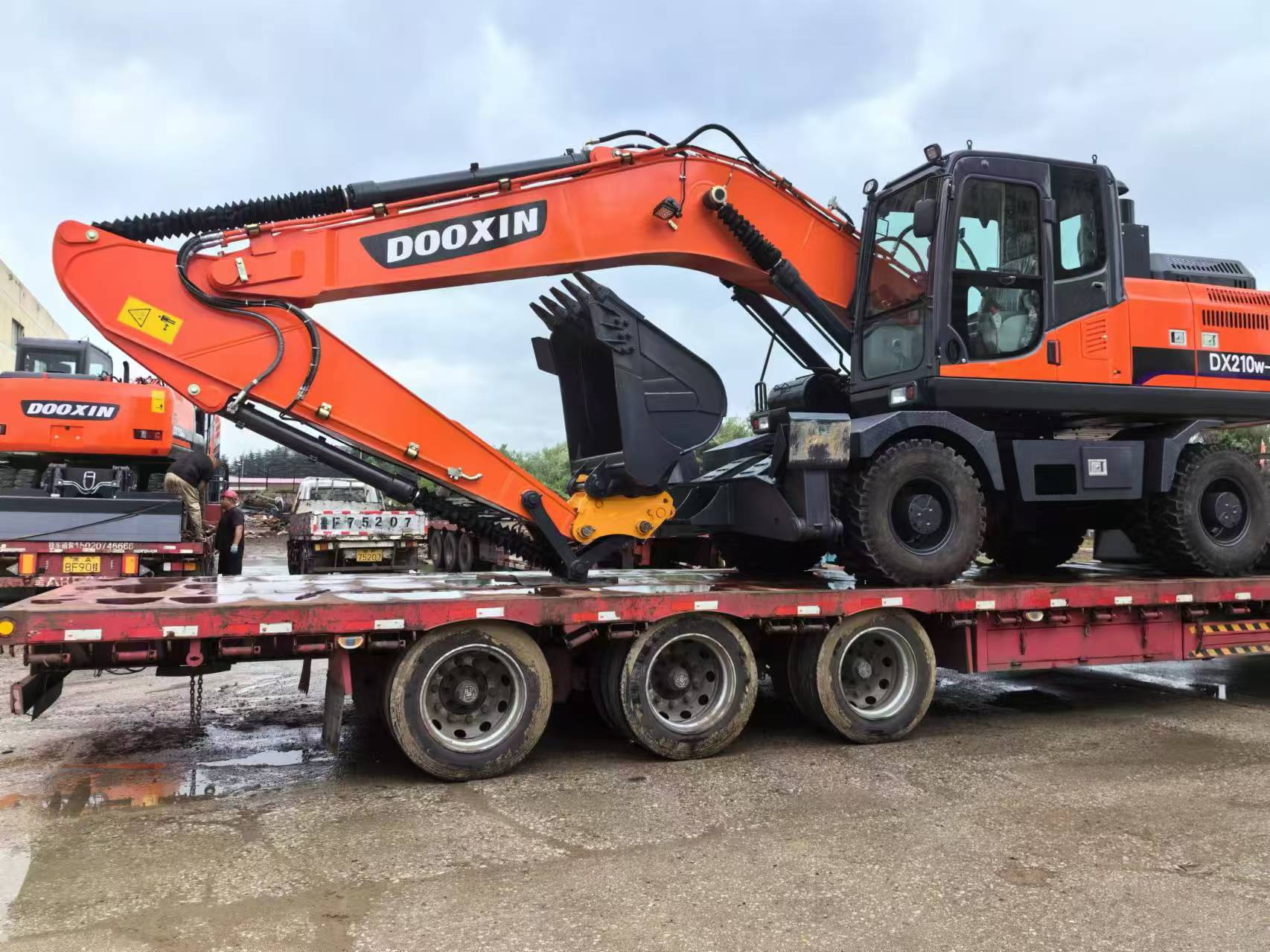L'escavatore gommato DX210 viene esportato in lotti in Africa