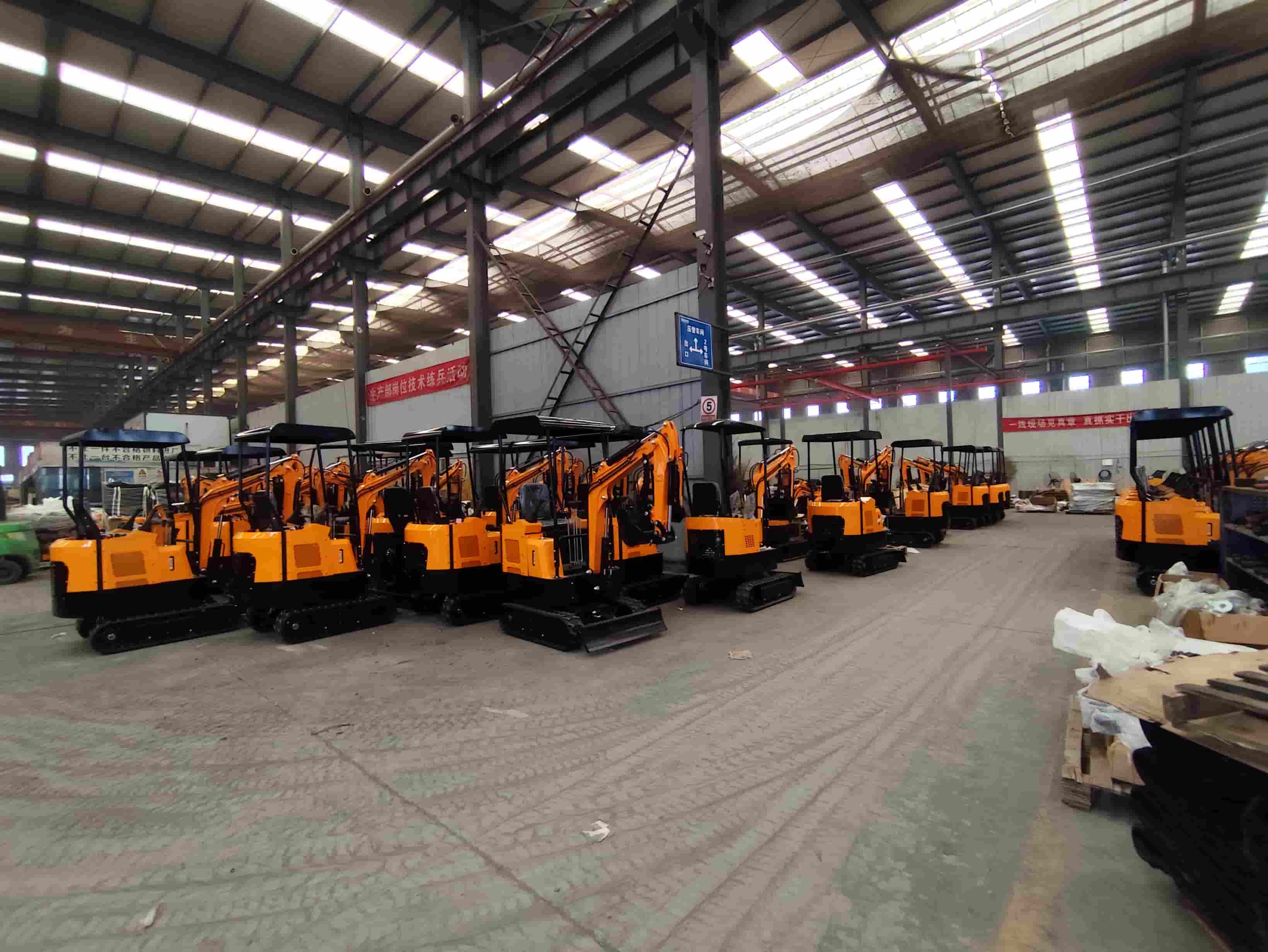Le linee di produzione sono piene di attività mentre gli ordini esteri di mini escavatori Glorymax aumentano costantemente.